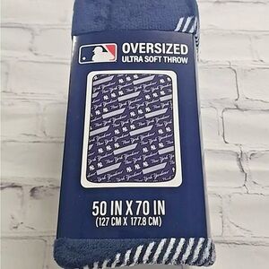 MLB New York Yankees Ultra Soft Throw Blanket